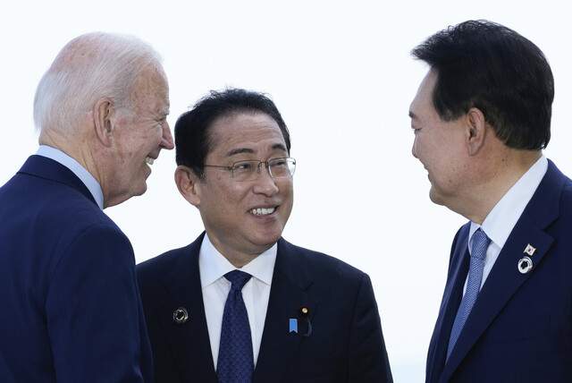 윤석열 대통령과 기시다 후미오 일본 총리, 조 바이든 미국 대통령(오른쪽부터)이 지난 2023년 5월21일 일본 히로시마에서 주요 7개국(G7) 정상회의를 계기로 열린 한미일 정상회담에 앞서 대화하고 있다. 연합뉴스