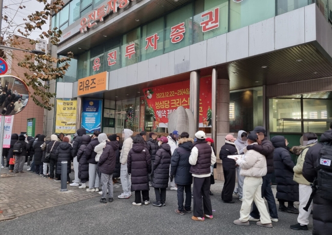 크리스마스인 지난해 12월 25일 대전지역 한 유명 빵집이 오전부터 케이크를 사려는 고객들로 장사진을 이루고 있다. 연합뉴스