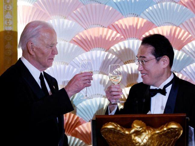 조 바이든 미국 대통령과 기시다 후미오 일본 총리가 10일 워싱턴 백악관에서 열린 공식 만찬에서 건배하고 있다. 로이터 연합뉴스