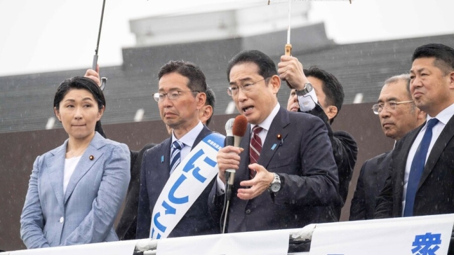 기시다 후미오 일본 총리는 21일 중의원 보궐선거 3곳 중 유일하게 자민당이 후보를 낸 시마네 1구에 직접 내려가 지지 연설에 나섰다. 기시다 총리는 “정치 불신을 만들어 자민당 총재로서 진심으로 죄송하다”고 머리를