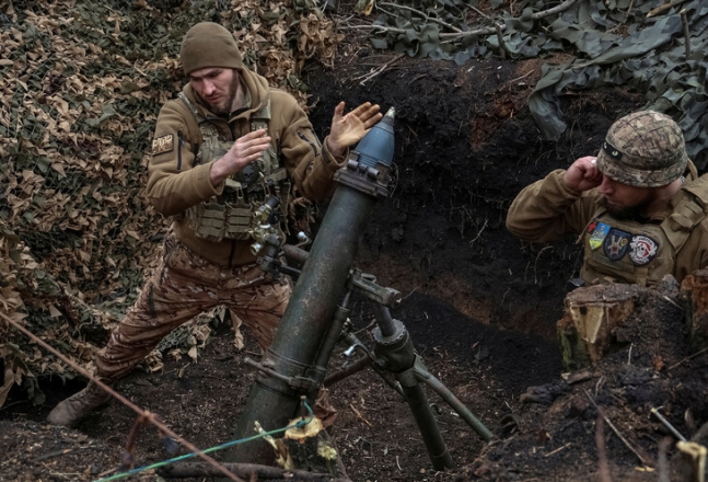 러시아군의 공세가 거센 우크라이나 동부 돈바스 지역에서 우크라이나 군인들이 러시아군 주둔지를 향해 박격포를 쏘고 있다. 바흐무트/로이터 연합뉴스