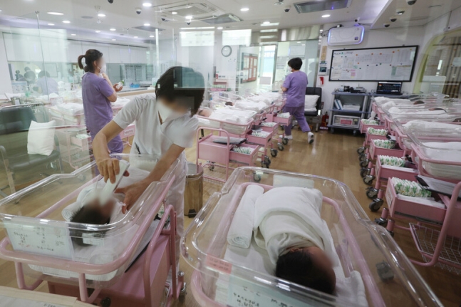 지난 2월 오후 서울 시내 한 산후조리원 신생아실에서 간호사 등 관계자들이 신생아들을 돌보고 있다. 연합뉴스