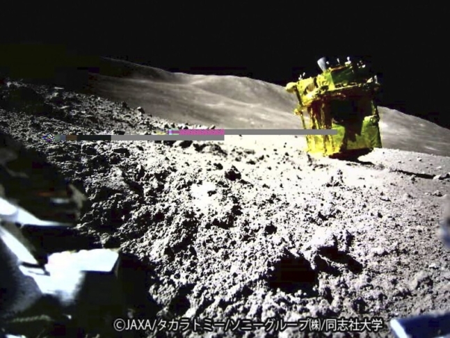 일본의 무인 달 탐사선이 착륙하기 직전 방출된 소라큐 이동탐사기의 카메라로 촬영한 슬림. 코를 박듯 뒤집어진 모습이다. 일본우주항공연구개발기구