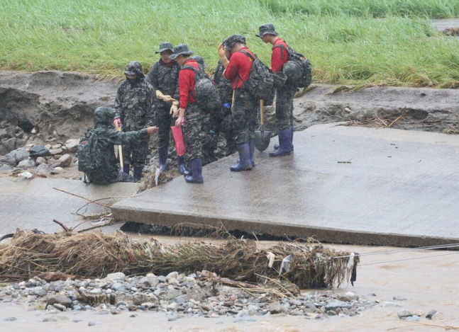 해병대 장병들이 지난해 7월18일 오후 경북 예천군 은풍면 율곡리 인근에서 한천을 따라 수색작업을 벌이고 있다. 백소아 기자 thanks@hani.co.kr