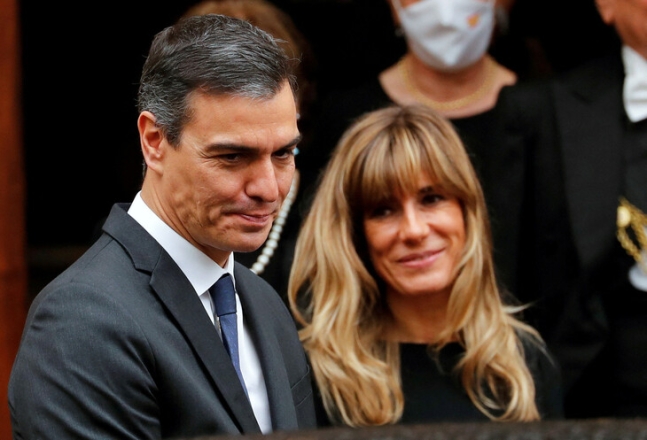 페드로 산체스 스페인 총리와 그의 부인 베고냐 고메스. 바티칸/로이터 연합뉴스