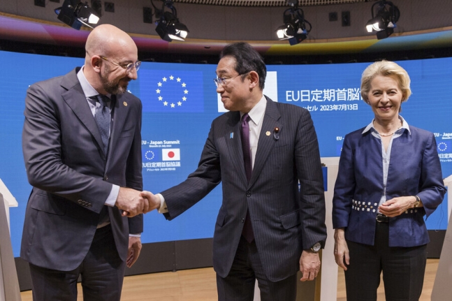 샤를 미셸 유럽연합(EU) 상임의장(사진 왼쪽부터), 기시다 후미오 일본 총리, 우르줄라 폰데어라이엔 유럽연합 집행위원장이 지난해 7월 벨기에 브뤼셀에서 열린 유럽연합-일본 정상회의에서 만나 악수하고 있다. AP 연