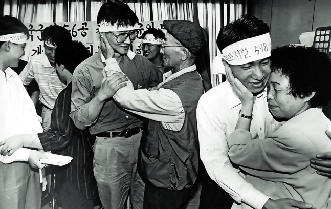 1993년 5월25일, 박석진(당시 24살, 사진 가운데) 일경 등 군·경 양심선언과 관련해 수배된 8명이 서울 종로구 기독교회관에서 수배 해제를 촉구하는 단식농성을 벌이던 중 농성장으로 찾아온 가족들과 만나 재회의