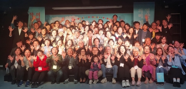 열린군대시민연대가 창립 10주년을 맞은 4월26일 서울 대학로 한예극장에서 연 후원의 밤 행사에 참가한 시민들이 기념 사진을 찍고 있다. 조일준 선임기자