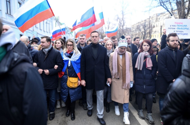 지난 2월 옥사한 러시아 반체제 인사 알렉세이 나발니가 동료들과 함께 지난 2020년 11월 모스크바에서 반체제 인사 보리스 넴쵸프를 추모하는 시위를 벌이고 있다. AFP 연합뉴스