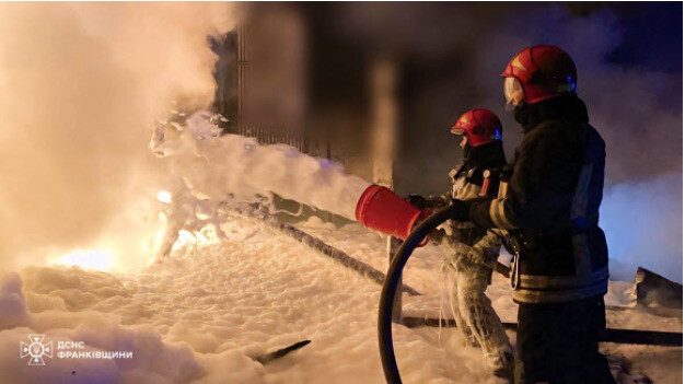 우크라이나 서부 이바노프란키우스크에서 27일 밤 발전소를 겨냥한 러시아의 폭격으로 화재가 발생해, 소방대원들이 화재 진압을 하고 있다. AP 연합뉴스