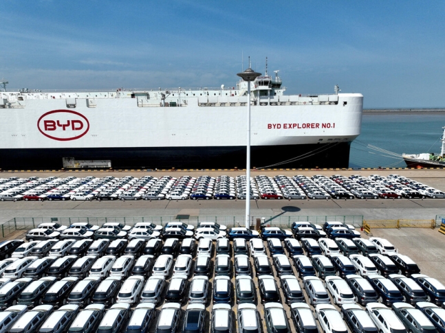 25일 중국 장쑤성 롄윈강 항구에서 브라질로 수출되는 중국산 비야디(BYD) 전기차가 화물선에 실리기 위해 대기하고 있다. 롄윈강/로이터 연합뉴스