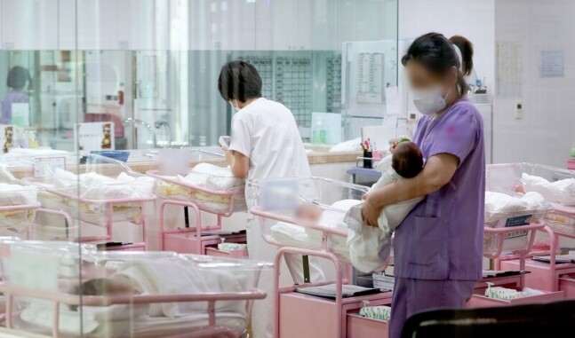 지난 2월28일 서울 시내 한 산후조리원 신생아실에서 간호사 등 관계자들이 신생아들을 돌보고 있다. 연합뉴스