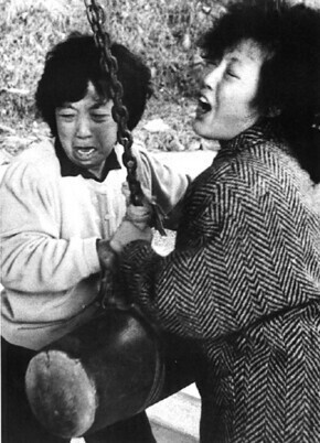 1987년 2월 어머니 정차순씨와 누나 박은숙씨가 경찰의 저지로 박종철 열사의 서울 추도식에 참석하지 못하게 되자, 부산 괴정동의 사리암에서 “종철아 이 종소리 듣고 깨어나거라”라고 울부짖으며 종을 치고 또 쳤다. 