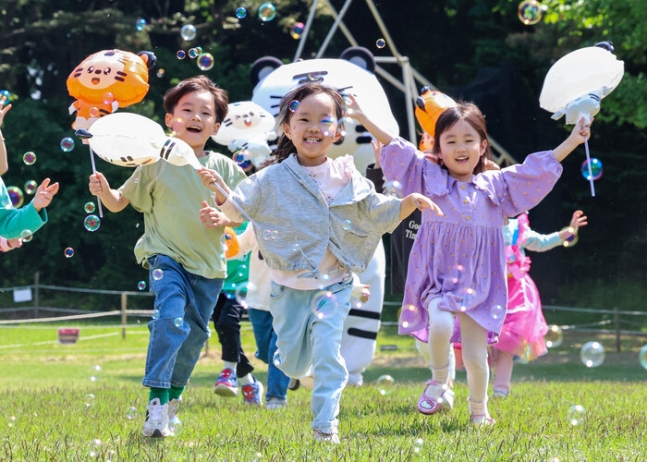 어린이날을 3일 앞둔 2일 오전 서울 송파구 한성백제박물관 앞에서 야외학습을 나온 어린이들이 비눗방울 놀이를 하고 있다. 연합뉴스