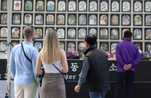 1일 오후 시민들이 서울 중구 서울광장에 마련된 이태원 참사 희생자 합동 분향소를 둘러보고 있다. 연합뉴스