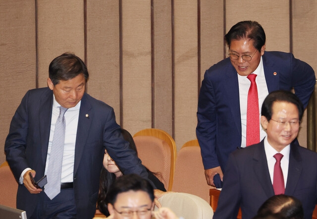 국민의힘 이철규(왼쪽), 송석준(오른쪽) 의원이 2일 국회에서 열린 본회의에서 인사를 하고 있다. 연합뉴스