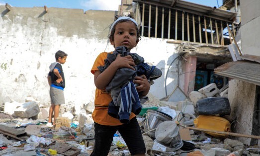 한 팔레스타인 어린이가 1일 가자지구 최남단 라파흐에서 파괴된 주택 내 잔해들 가운데 쓸 만한 물건들을 모으고 있다. 라파흐/신화 연합뉴스