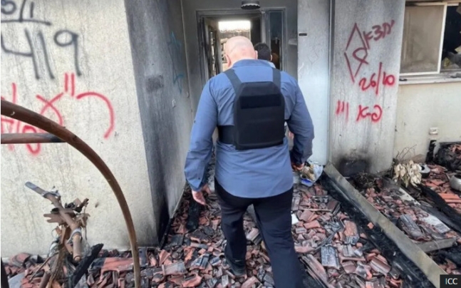 국제형사재판소(ICC)의 카림 칸 수석검사가 지난 12월3일 가자 전쟁이 촉발시킨 하마스의 공격을 받은 이스라엘 마을을 시찰하고 있다. 국제형사재판소 제공