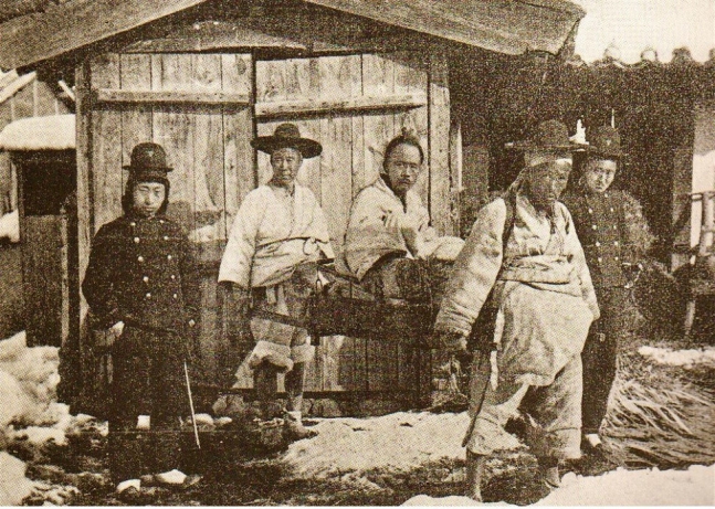 1895년 2월27일 한성 일본영사관으로 압송된 전봉준이 재판소로 이송되기 직전의 모습. 일본인 사진사 무라카미 덴신이 찍은 것이다. 국가기록원 제공