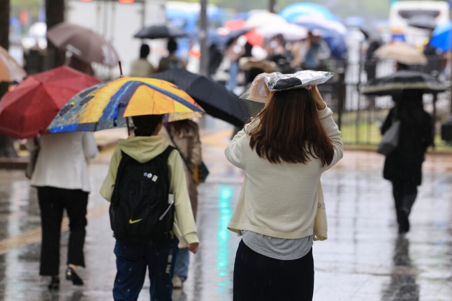 어린이날이자 일요일인 5일은 전국이 대체로 흐리고 비가 내릴 것으로 예보됐다. 연합뉴스