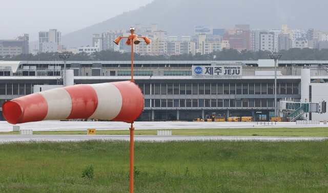 지난해 5월5일 오전 제주국제공항 활주로의 풍향계가 강풍에 펄럭이고 있다. 연합뉴스