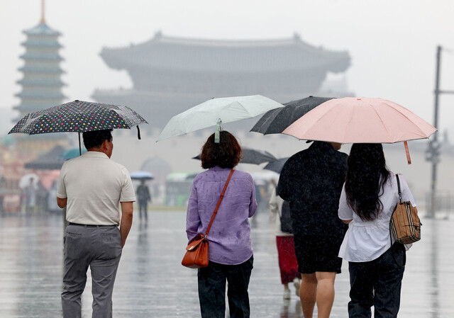 어린이날인 5일 비가 내리는 서울 광화문 광장에서 시민들이 우산을 쓴 채 걸어가고 있다. 연합뉴스