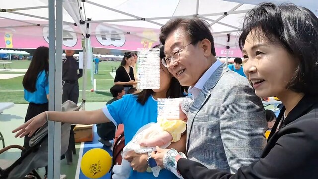 이재명 더불어민주당 대표와 부인 김혜경씨가 지난 5일 이 대표 지역구인 인천 계양구에서 열린 어린이날 행사에 참석해 주민들과 인사하고 있다. 유튜브 갈무리