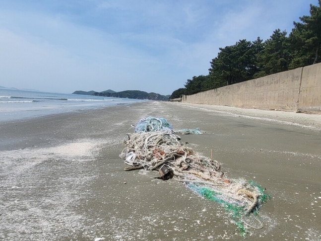 4일 백령도 사곶해변에서 발견된 해안쓰레기. 이승욱기자