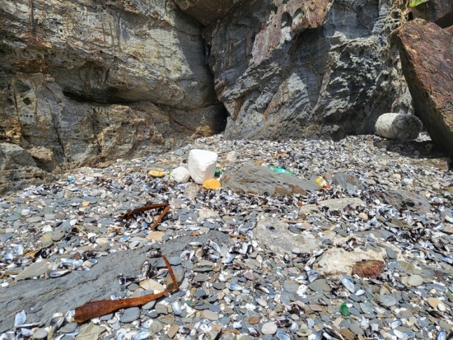 29일 사곶해변에서 수거한 해안쓰레기가 해변 초입에 쌓여있다. 이승욱기자