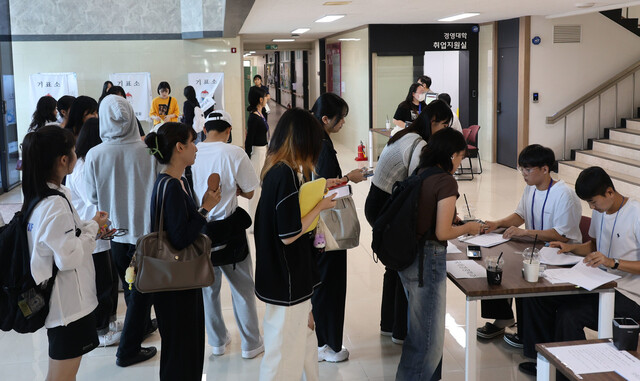 지난해 9월19일 충북대학교 학생들이 충북대-국립한국교통대 통합 찬반투표를 위해 줄을 서고 있다. 연합뉴스