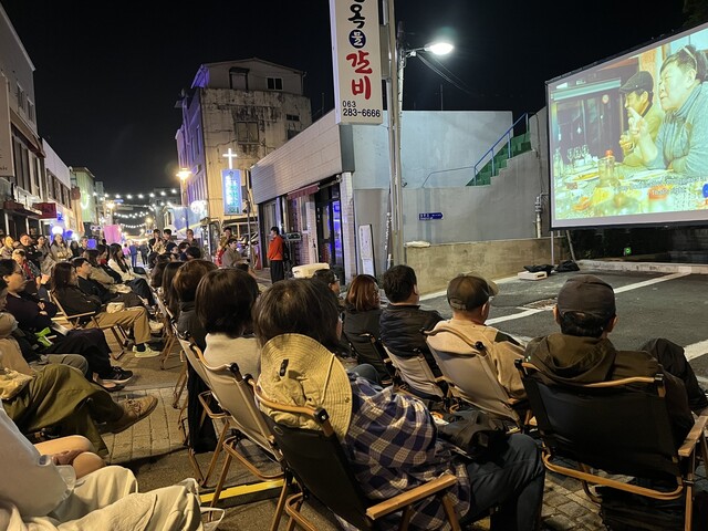 지난 2일 밤 전주 한옥마을 인근 카페 소설 앞 공터에서 열린 영화 ‘유랑소설’ 상영 현장. 김은형 기자