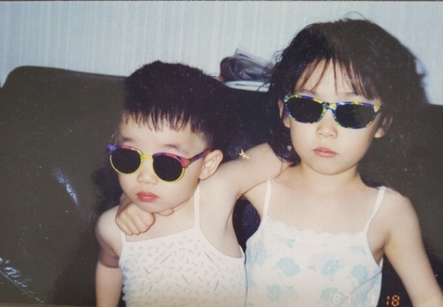 고 윤승주씨의 어린 시절. 오른쪽은 작은누나 윤주영씨다. 유족 제공
