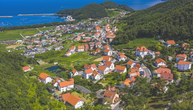 마을호텔로 재탄생한 경남 남해군 독일마을 전경. 남해관광문화재단 제공