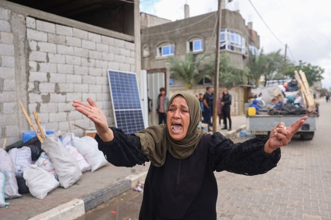 6일(현지시각) 팔레스타인 가자지구 남부 라파흐에서 한 여성이 이스라엘방위군(IDF)의 명령에 따라 다른 지역으로 피란을 가면서 절규하고 있다. 라파흐/AFP 연합뉴스
