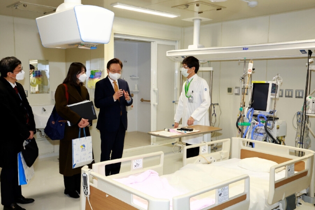 조규홍 보건복지부 장관(왼쪽 셋째)이 지난 1월 일본 도쿄의 한 의료기관을 방문해 이야기를 듣고 있다. 조 장관은 의대 정원 확대와 관련해 일본 사례를 살펴보기 위해 도쿄를 방문했다. 당시 다케미 게이조 후생노동성 