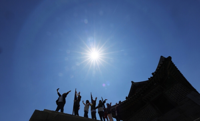 지난 8일 경기도 수원시 세계문화유산 화성 창룡문 위로 파란 하늘이 펼쳐져 있다. 연합뉴스