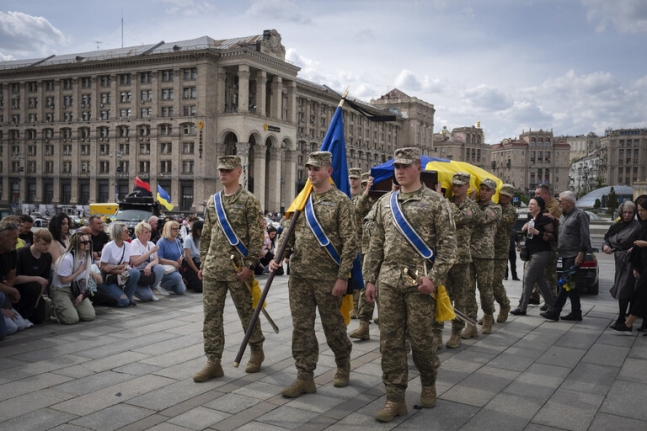 우크라이나군 장병들이 6일(현지시각) 키이우 독립광장에서 러시아군과 싸우다 전사한 지휘관의 관을 옮기고 있다. AP 연합뉴스