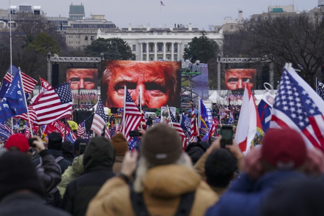 도널드 트럼프 전 미국 대통령 지지자들이 2021년 1월6일 의사당으로 몰려가기 전 그의 연설을 들으려고 백악관 앞에 모여 있다. AP 연합뉴스