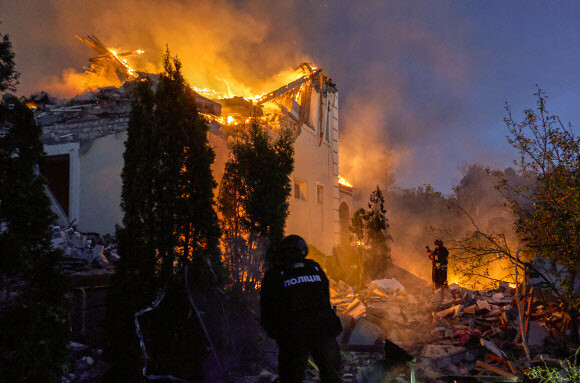 10일(현지시각) 우크라이나 북동부 하르키우의 한 주택이 러시아의 공격을 받아 피해를 입어 우크라이나 구조대원들이 화재를 진압하고 있다. 하르키우/EPA 연합뉴스
