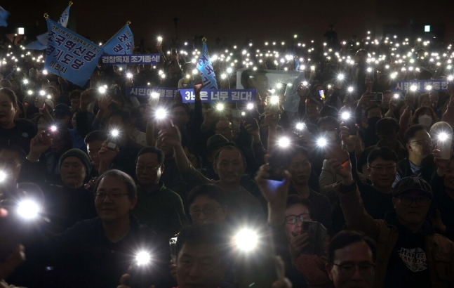 지난 3월3일 경기도 고양시 킨텍스에서 열린 조국혁신당 중앙당 창당대회에서 지지자들이 휴대전화 손전등을 켜고 환호하고 있다. 강창광 선임기자
