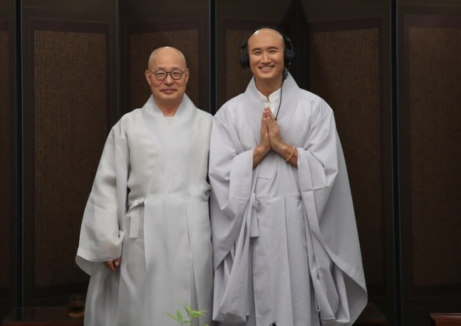 조계종 진우 총무원장(왼쪽)과 뉴진스님(오른쪽)이 4월30일 서울 종로구 한국불교역사문화기념관에서 만났다. 대한불교조계종 제공