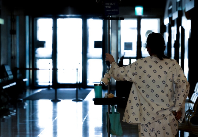 의정갈등이 이어지고 있는 12일 오전 서울 한 대형병원에서 한 환자가 이동하고 있다. 연합뉴스