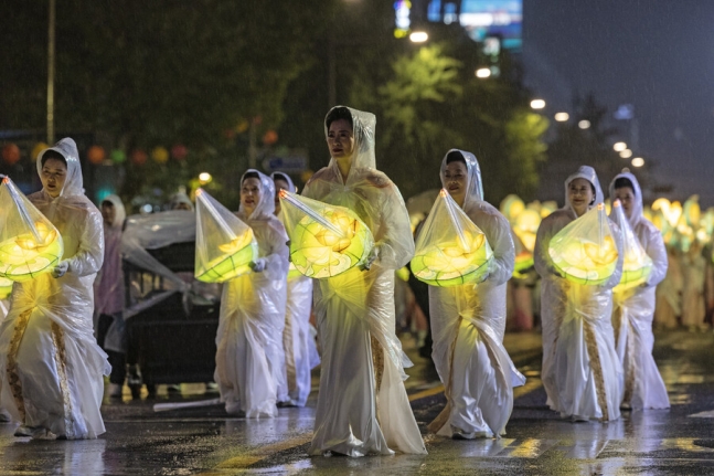 부처님 오신 날을 앞둔 11일 오후 서울 종로 일대에서 연등 행렬이 이어지고 있다. 연합뉴스