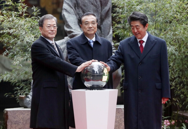 문재인 대통령과 리커창 중국 총리, 아베 신조 일본 총리가 2019년 12월 중국 쓰촨성 청두 두보초당에서 한·중·일 협력 20주년 기념 제막식을 하고 있다. 청와대사진기자단