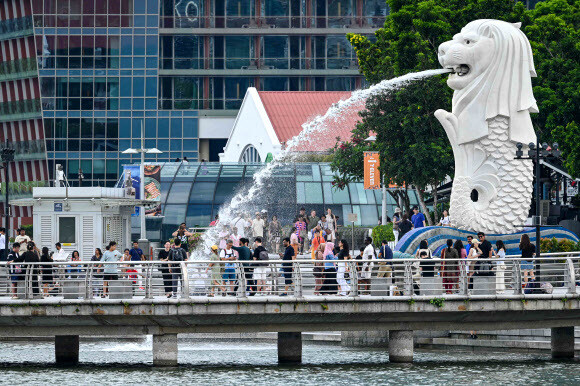13일(현지시각) 싱가포르 센토사섬에 있는 머라이언상 앞에 관광객들이 모여있다. 싱가포르/AFP 연합뉴스
