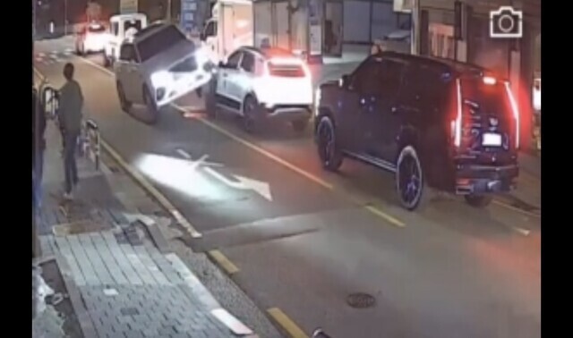 유명 트로트 가수 김호중씨는 지난 9일 오후 11시40분께 서울 강남구 압구정동의 한 도로에서 맞은편 택시와 충돌한 후 그대로 달아났다. 사진은 사고 당시 인근 상가의 폐쇄회로텔레비전(CCTV) 영상 갈무리.
