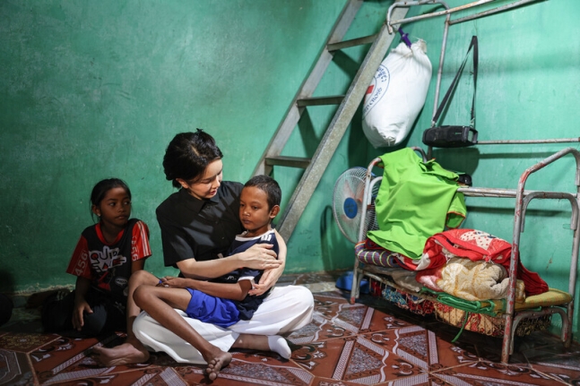 김건희 여사는 2022년 11월12일 캄보디아 프놈펜에 있는 14살 선천성 심장질환 소년의 집을 찾아가 회복을 빌었다. 대통령실 제공
