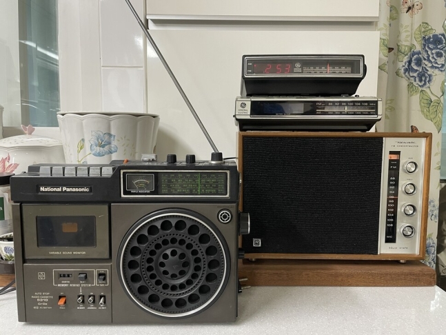 나쇼날 파나소닉이 생산한 라디오카세트 알에프-5310비(왼쪽)와 라디오&#49409;의 에프엠 콘서트마스터(오른쪽). 콘서트마스터 위에 놓여있는 것이 제너럴일렉트릭의 알람 시계 라디오 2대다.