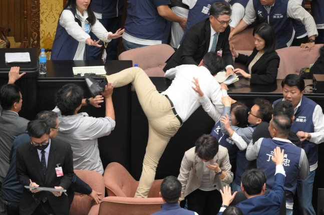17일 대만 타이베이 입법부에서 여야 의원들이 몸싸움하고 있다. AFP 연합뉴스
