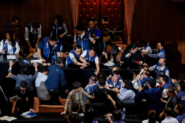 17일 대만 타이베이 입법부에서 여야 의원들이 몸싸움하고 있다.로이터 연합뉴스